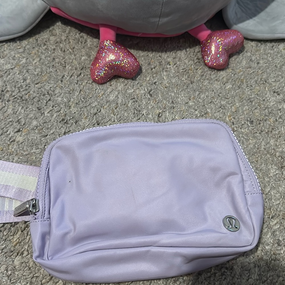 1L Lululemon Belt bag in Lavender with extendable strap